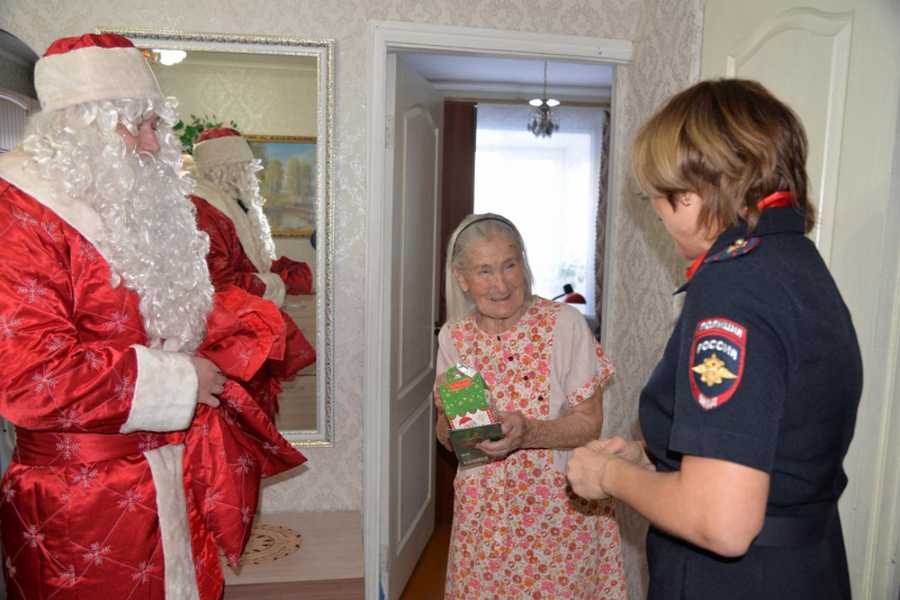 В Абакане полицейский Дед Мороз помог давним подругам найти друг друга