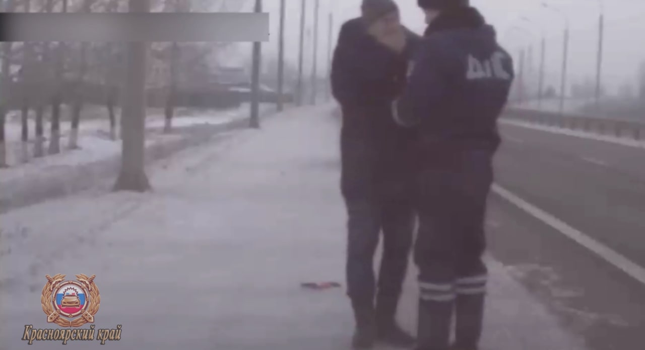В Емельяновском районе инспекторы ДПС помогли замерзающему водителю