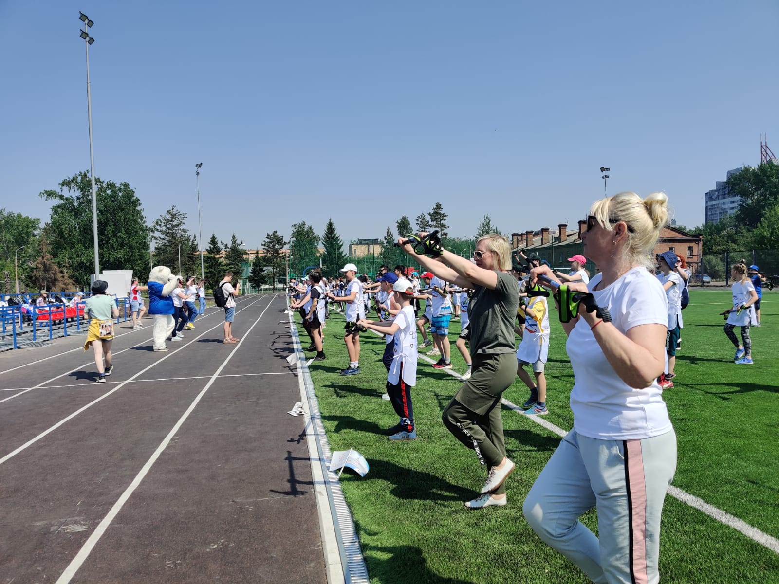 Красноярские единороссы поддержали турнир по скандинавской ходьбе среди школьников