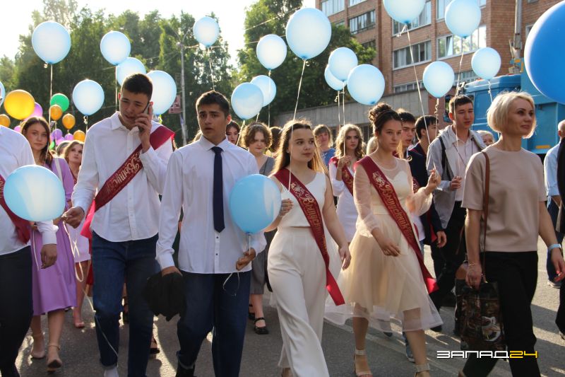 В городе Назарово состоялось шествие выпускников