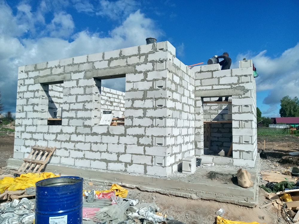 «Губернаторский контроль»: в Уяре проверили, как идёт строительство домов для погорельцев