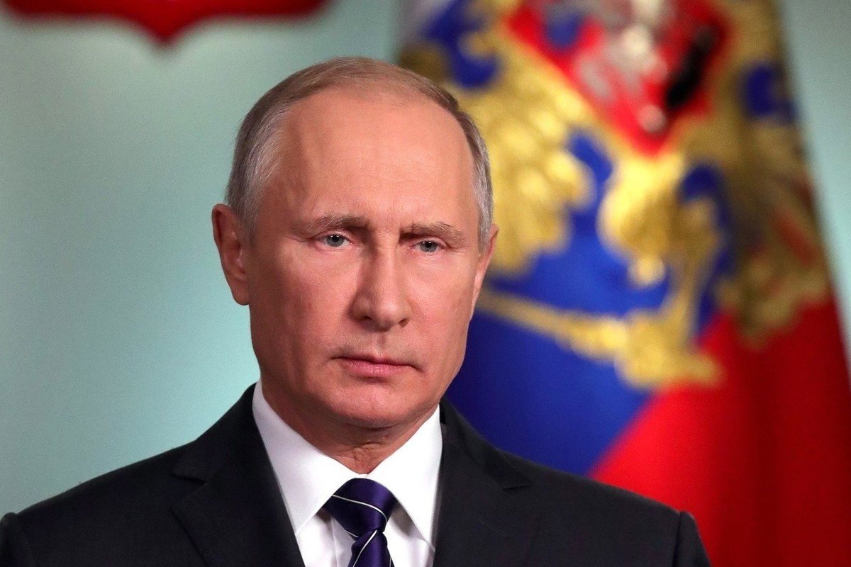 Putin na fone flaga copy