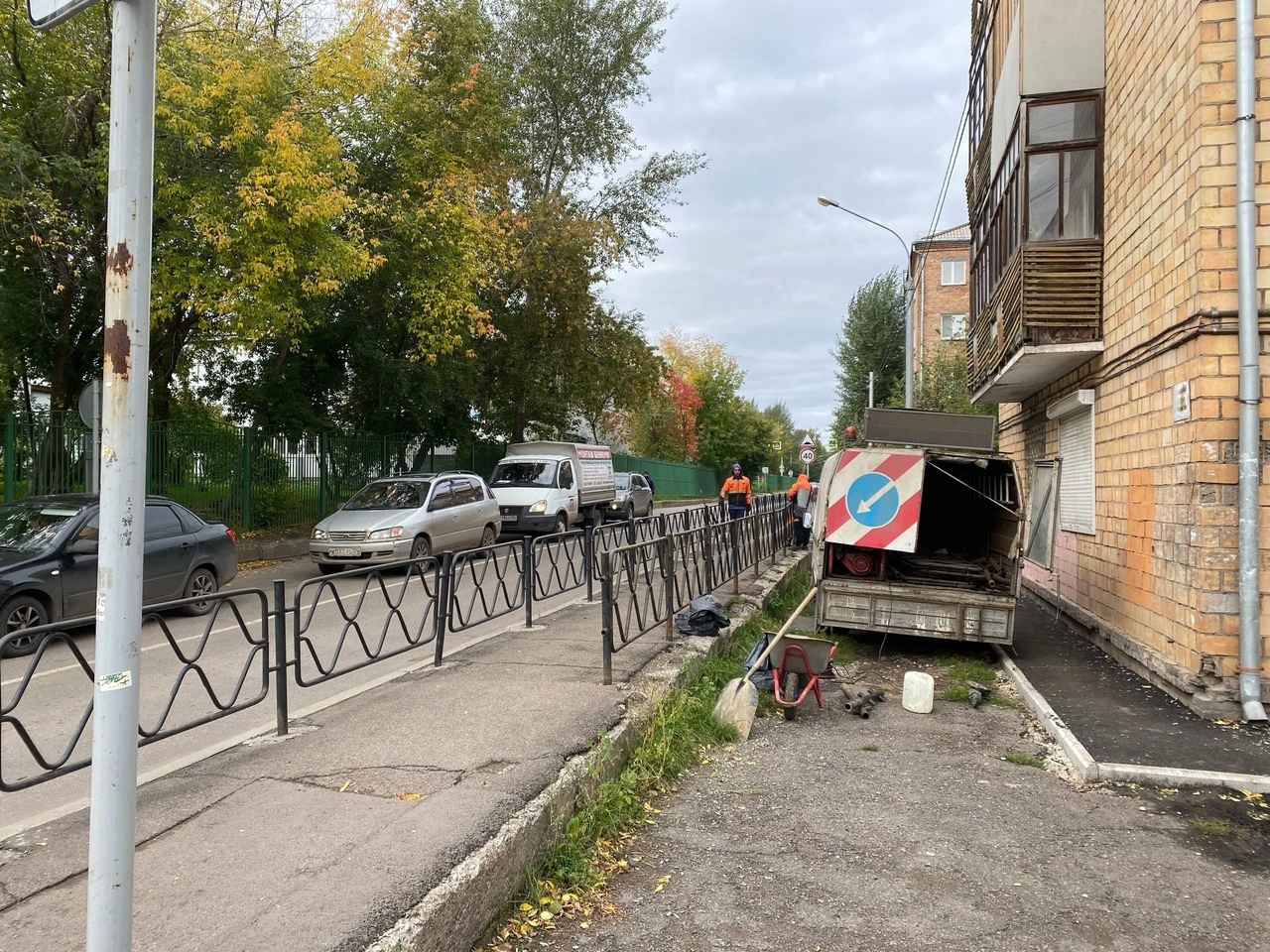 В Красноярске вдоль тротуара на улице Толстого установили двойной забор