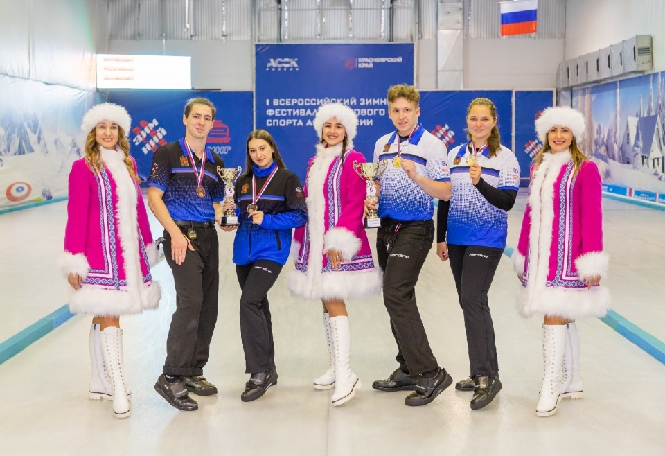 Красноярцы стали победителями самого массового турнира Сибири по керлингу