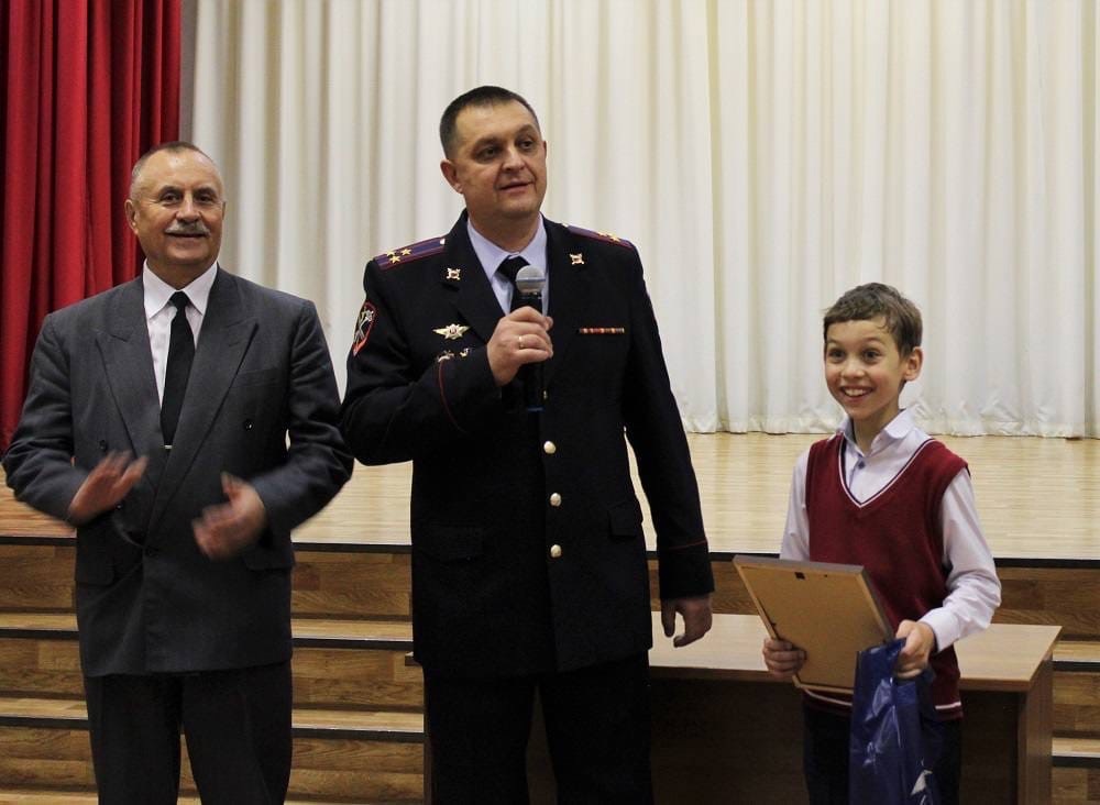 Мальчика из Железногорска, заступившегося за бабушку, наградили полицейские