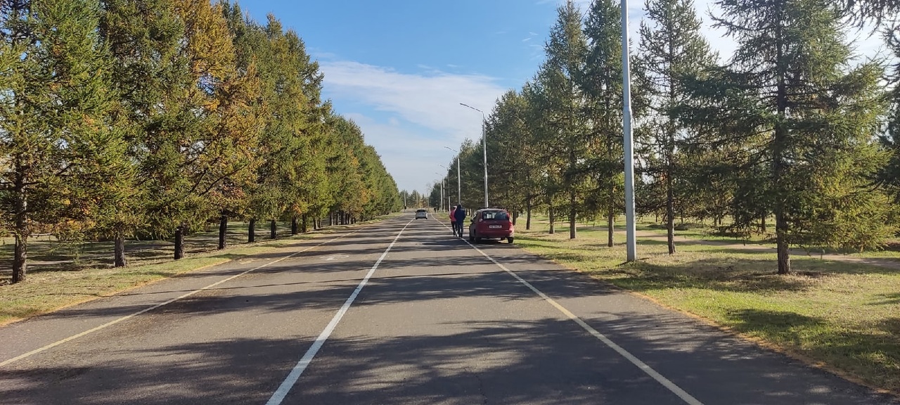 Красноярцы жалуются на машины на пешеходной части острова Татышев