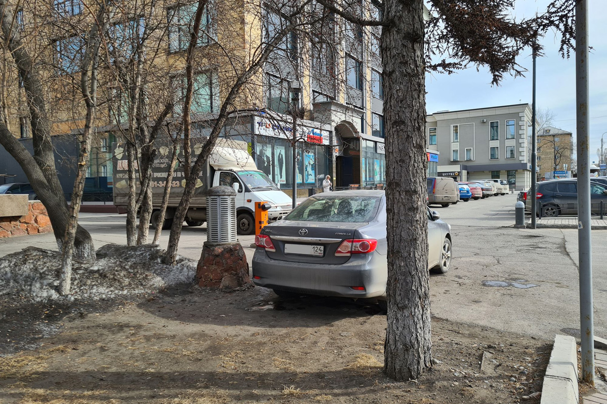 В Центральном районе Красноярска стали реже шуметь, но чаще парковаться на газонах