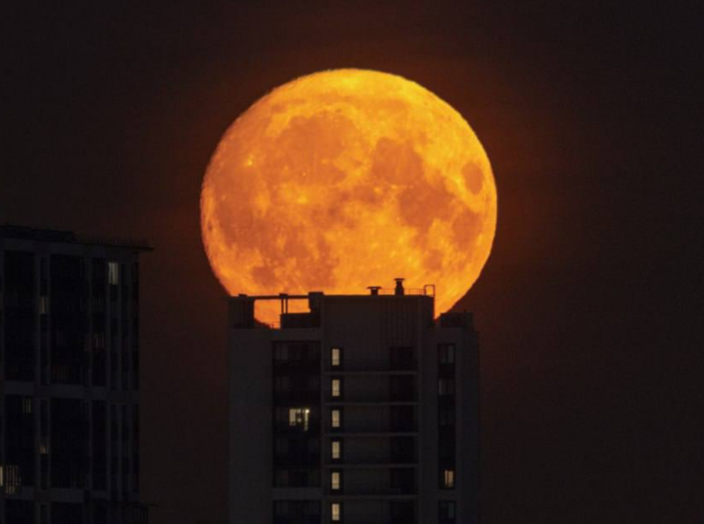 Гигантскую Луну прошедшей ночью наблюдали жители России