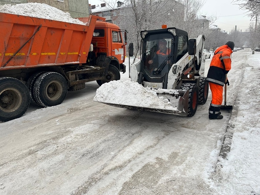 Тротуары города от снега расчищают 209 человек