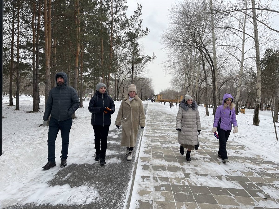 Единороссы Сосновоборска побывали в городском парке «Белкин дом» в рамках работы партийного десанта