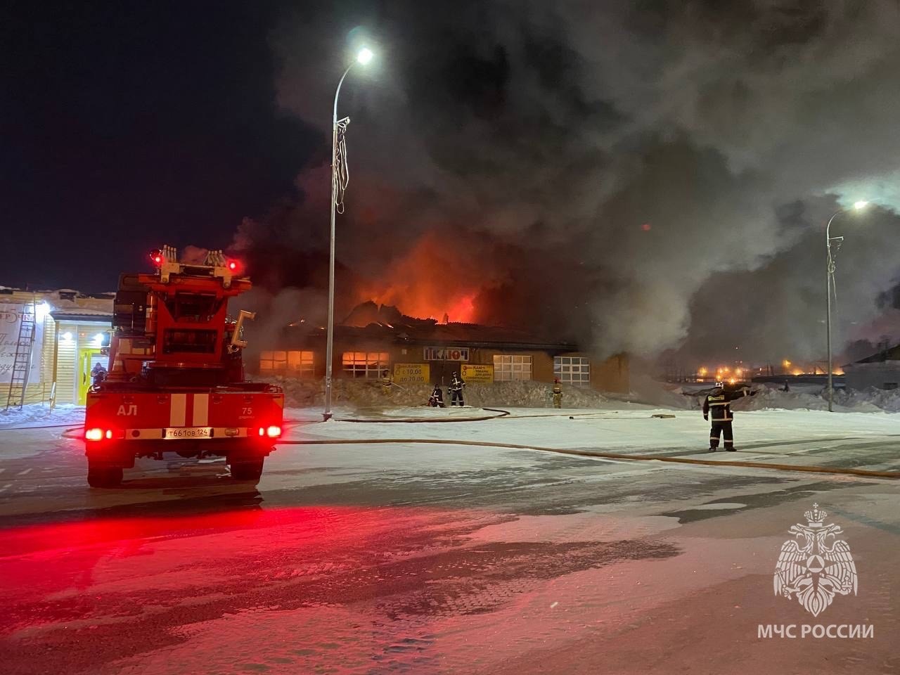 Спустя сутки в Дудинке потушили крупный пожар в магазине