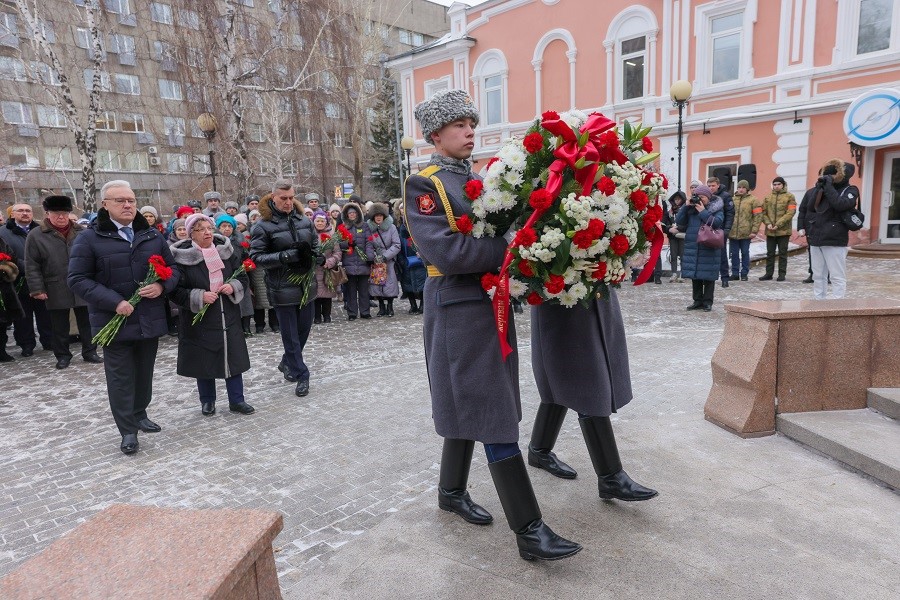 Александр Усс возложил цветы к памятнику «Детям войны»
