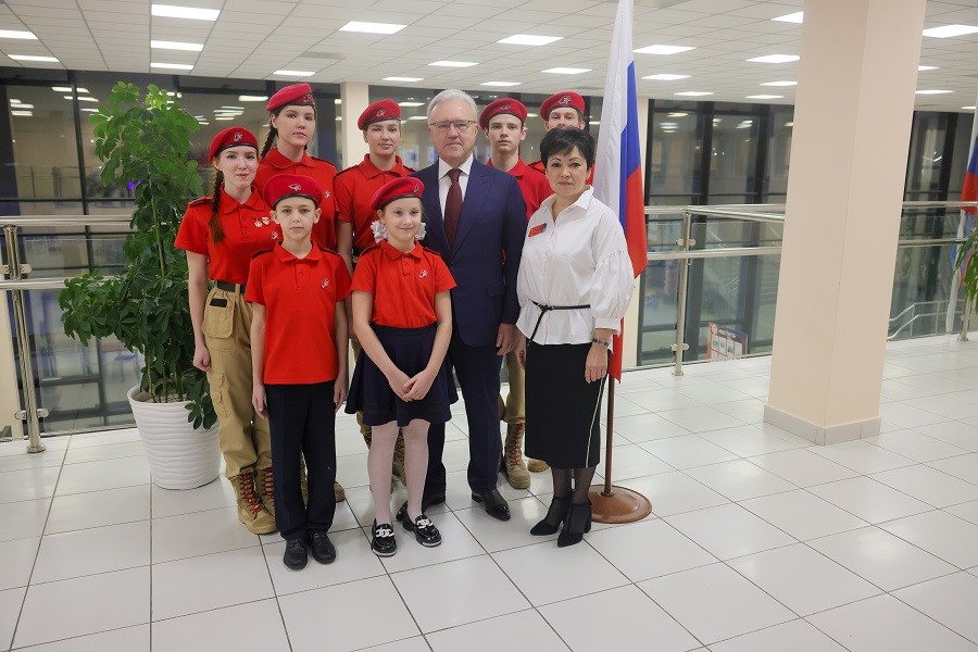Александр Усс  вместе с третьеклассниками школы № 154 торжественно  поднял флаг  РФ