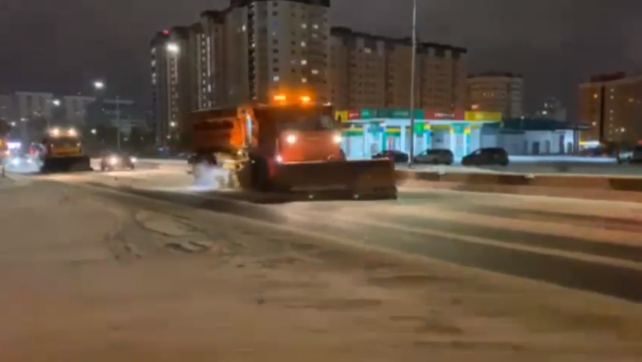 В Красноярске из-за снега в выходные круглосуточно чистили дороги