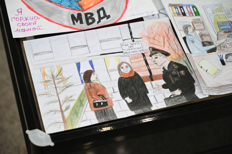 В ГУ МВД России по Красноярскому краю подвели итоги регионального этапа конкурса детского рисунка «Мои родители работают в полиции»