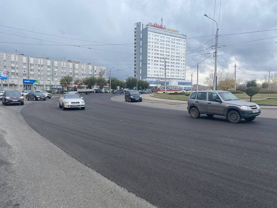 За выходные на правобережье Красноярска заасфальтировали Предмостную площадь