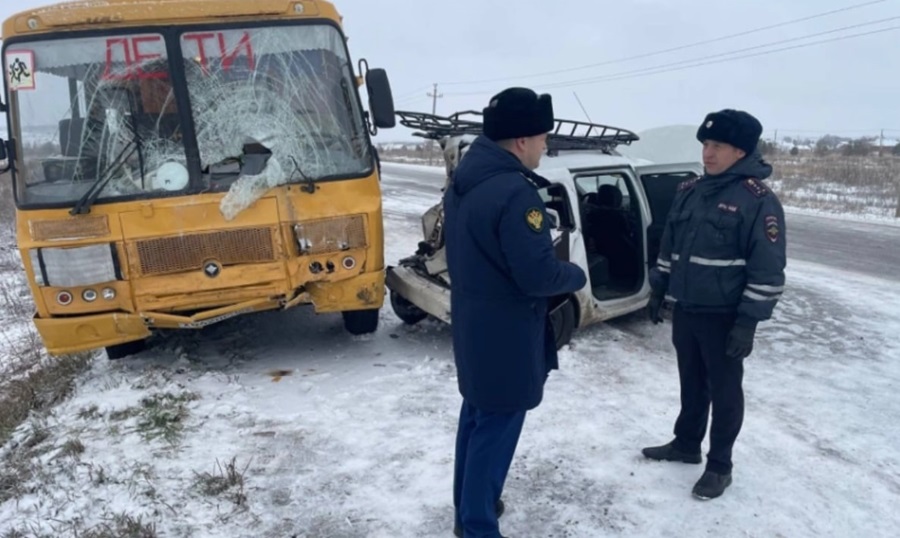 В аварии со школьным автобусом пострадали семь человек