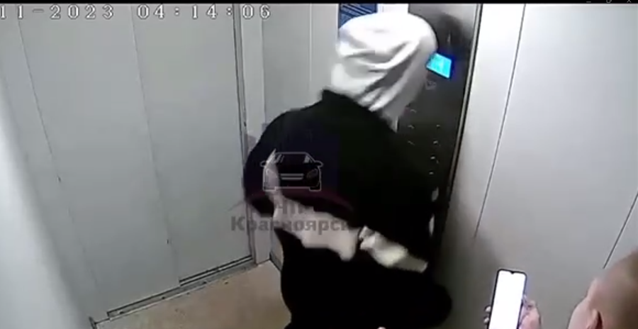 Двое пьяных 19-летних парней подрались с лифтом на Ярыгинской набережной