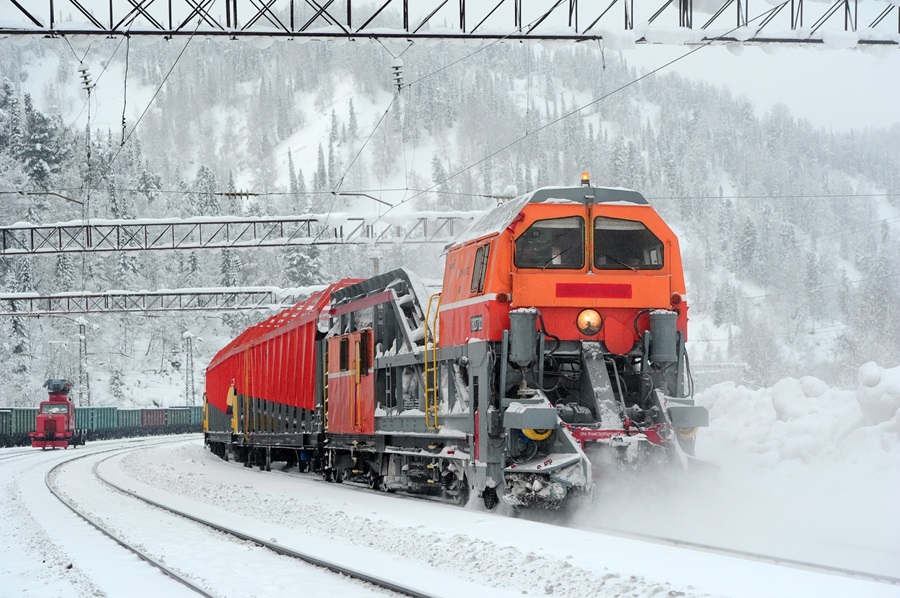 Специализированная снегоуборочная техника приступила к работе на Красноярской железной дороге в связи с сильными снегопадами
