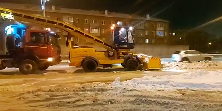 Более 170 машин убирали снег с улиц Красноярска пока горожане спали