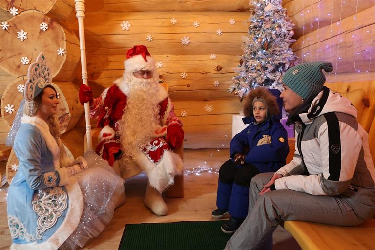 Почти 60 красноярцев посетили Деда Мороза в день открытия резиденции