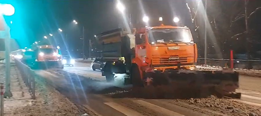 За прошедшую ночь с городских улиц вывезли 822 КАМАЗа снега