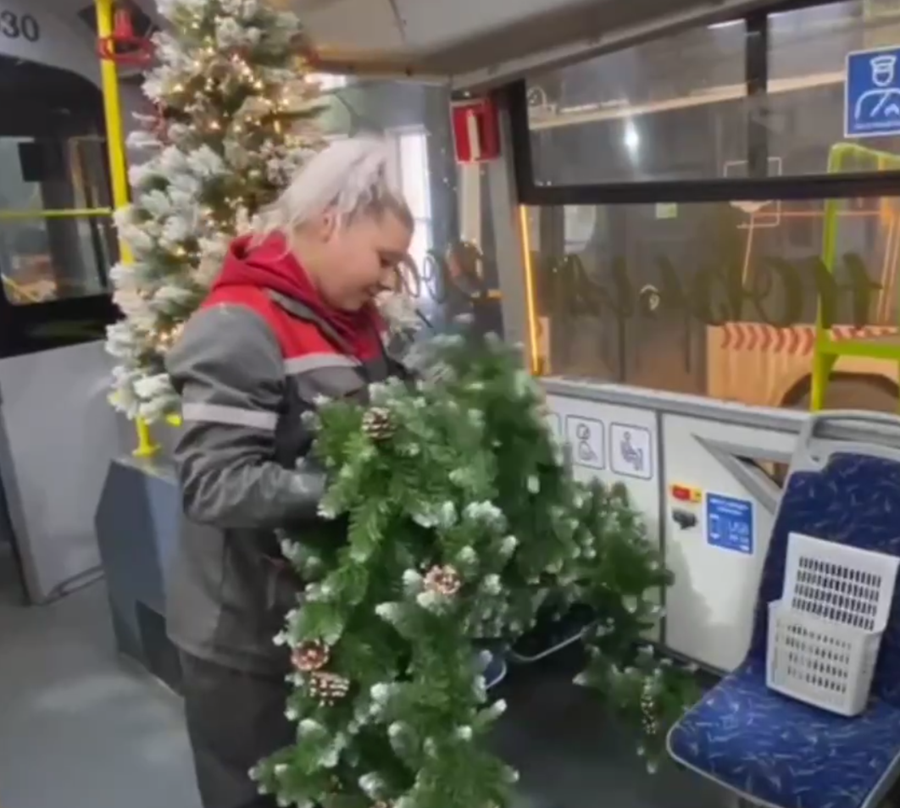 Мишура, гирлянды и даже ёлки: в Красноярске троллейбусы украшают к Новому году