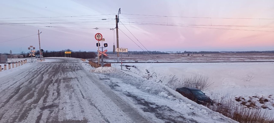 Выезд автомобиля на пути перед приближающимся поездом стал причиной ДТП на железнодорожном переезде в Рыбинском районе Красноярского края