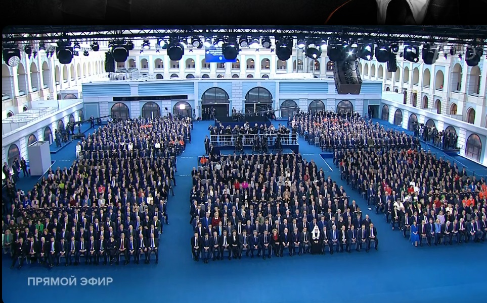 Послание президента Федеральному Собранию: зал 4 раза стоя аплодировал Путину
