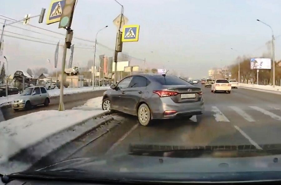 Красноярского автолюбителя оштрафовали за разворот на пешеходном переходе