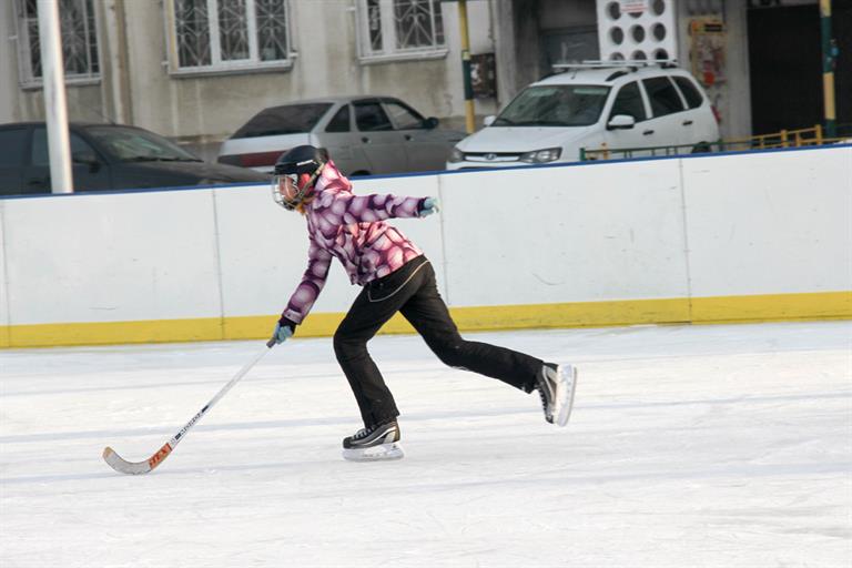 Красноярцев бесплатно научат кататься на коньках и играть в хоккей