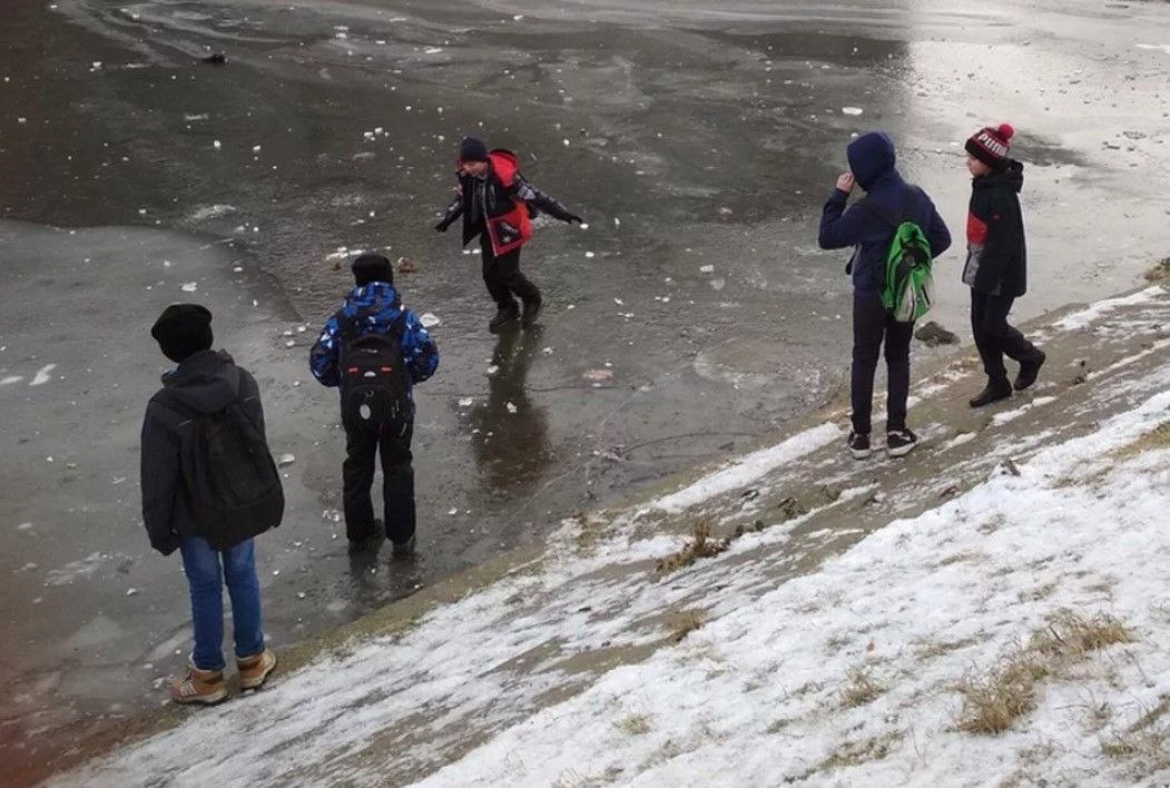 Спасатели попросили жителей края следить за тем, чтобы дети не выходили на лед