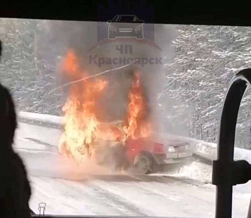 За Дивногорском после аварии выгорела «восьмерка»