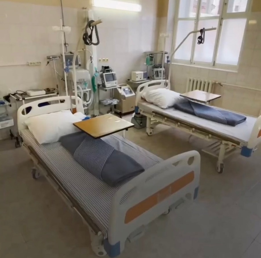 «Губернские аптеки» передали военному госпиталю 30 многофункциональных кроватей