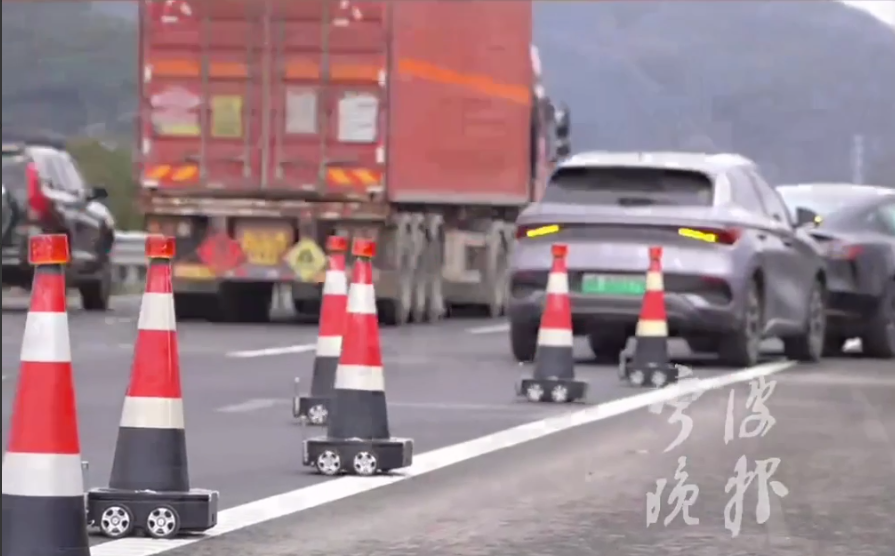 В Китае создали дорожные робото-конусы для организации движения при ДТП
