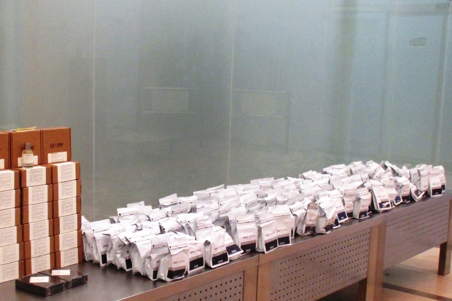 Мужчина попытался привезти в Красноярск из Тайланда 250 упаковок с парфюмерией и кофе