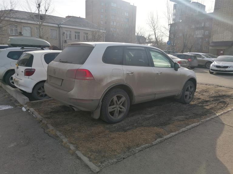 Красноярцев оштрафовали на 7,5 млн. рублей за парковку на газоне