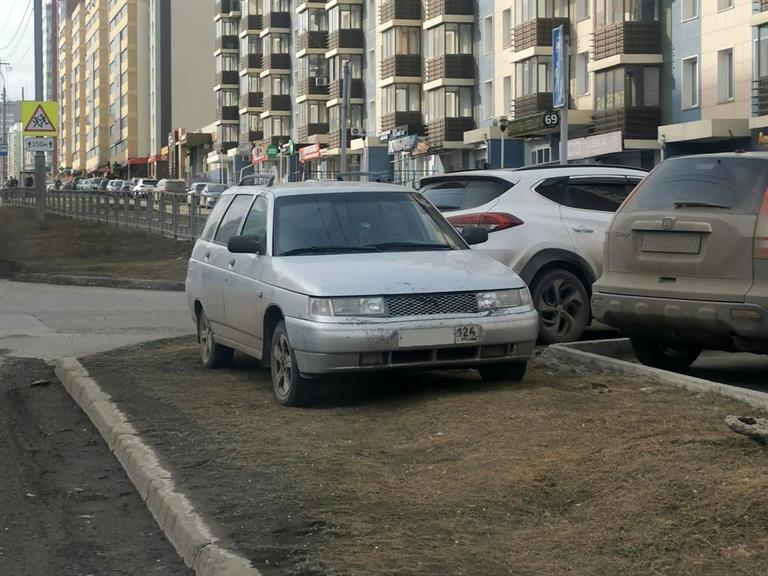 В центре города водители стали чаще парковаться на газонах
