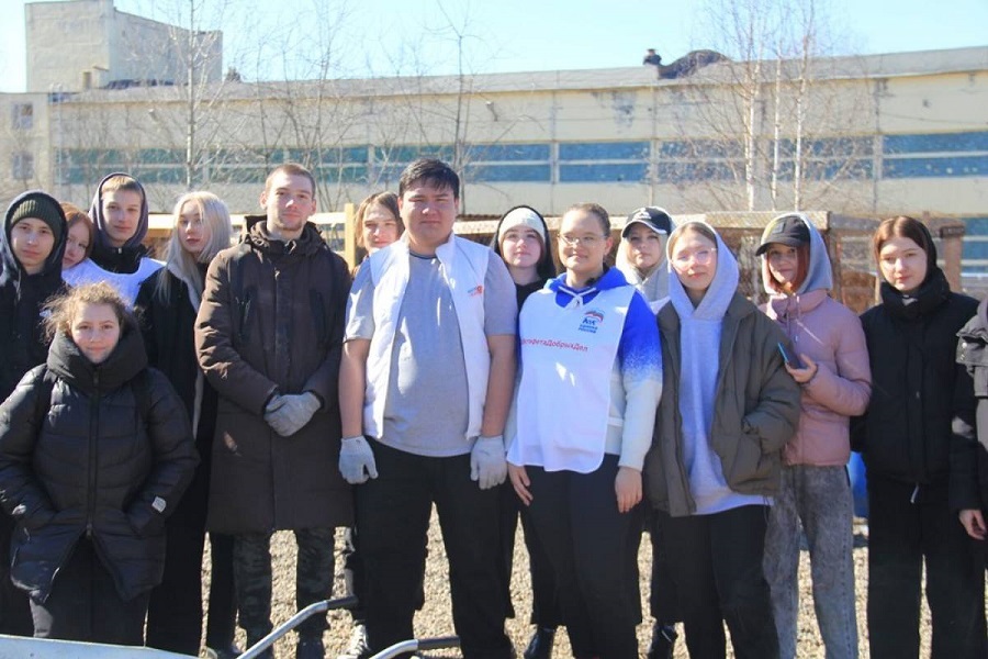 Партийные активисты вместе с представителями МГЕР посетили приют для животных «Мокрый нос» в Железногорске