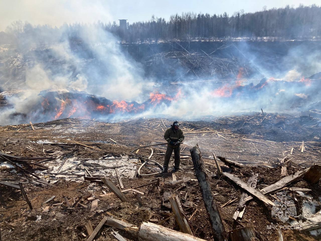 Локализован пожар на лесопилке в Шуваево