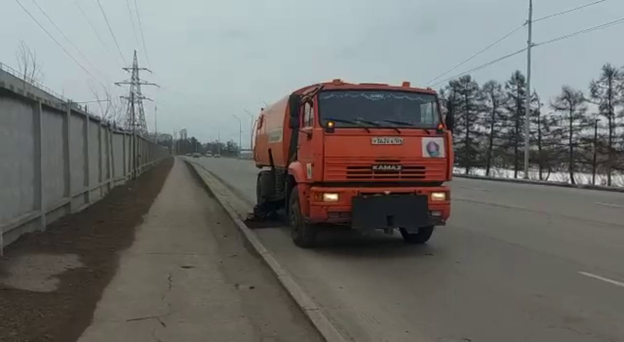 В Красноярске готовятся убирать пыль и песок, которые накопились за зиму