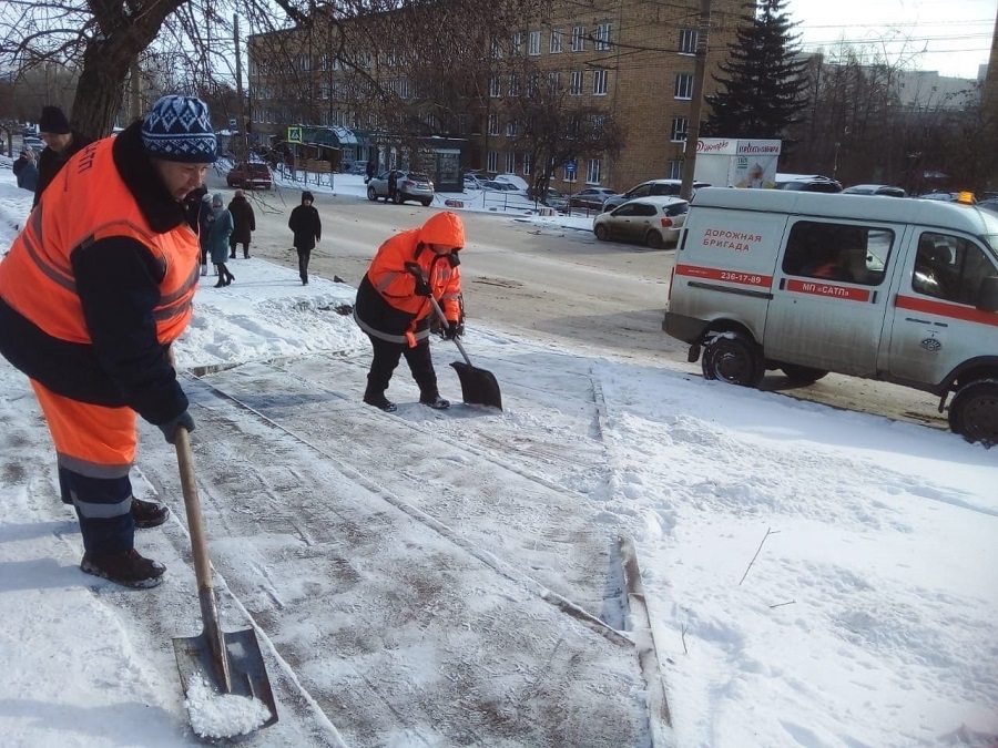 Кто убирает тротуары. Дорожники. Тротуар. Наледь на дороге. Дорожные строители образование.