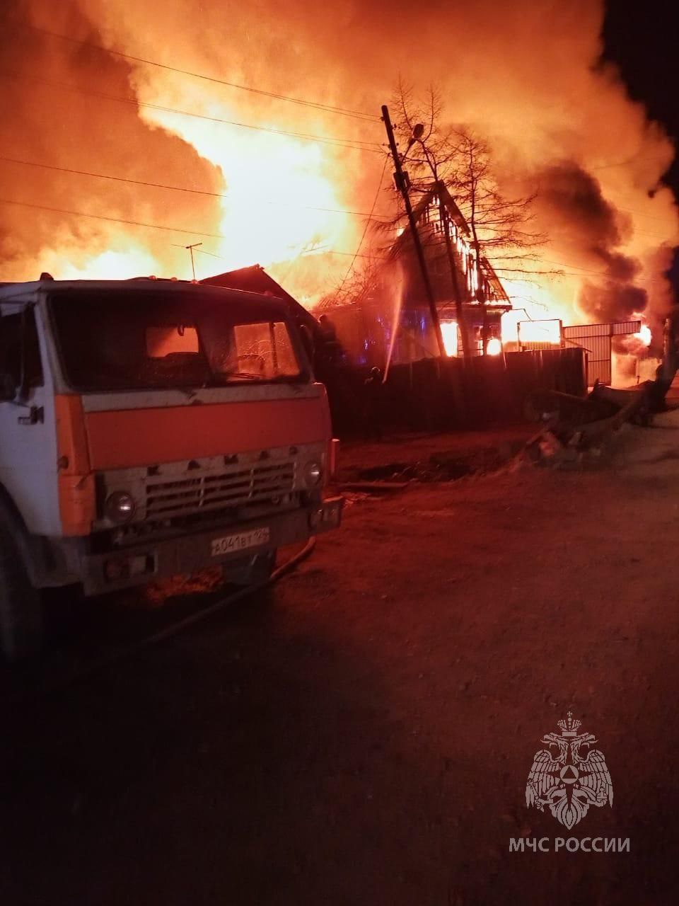 В Канске в пожаре пострадали три дома, есть погибший | 03.05.2023 |  Красноярск - БезФормата