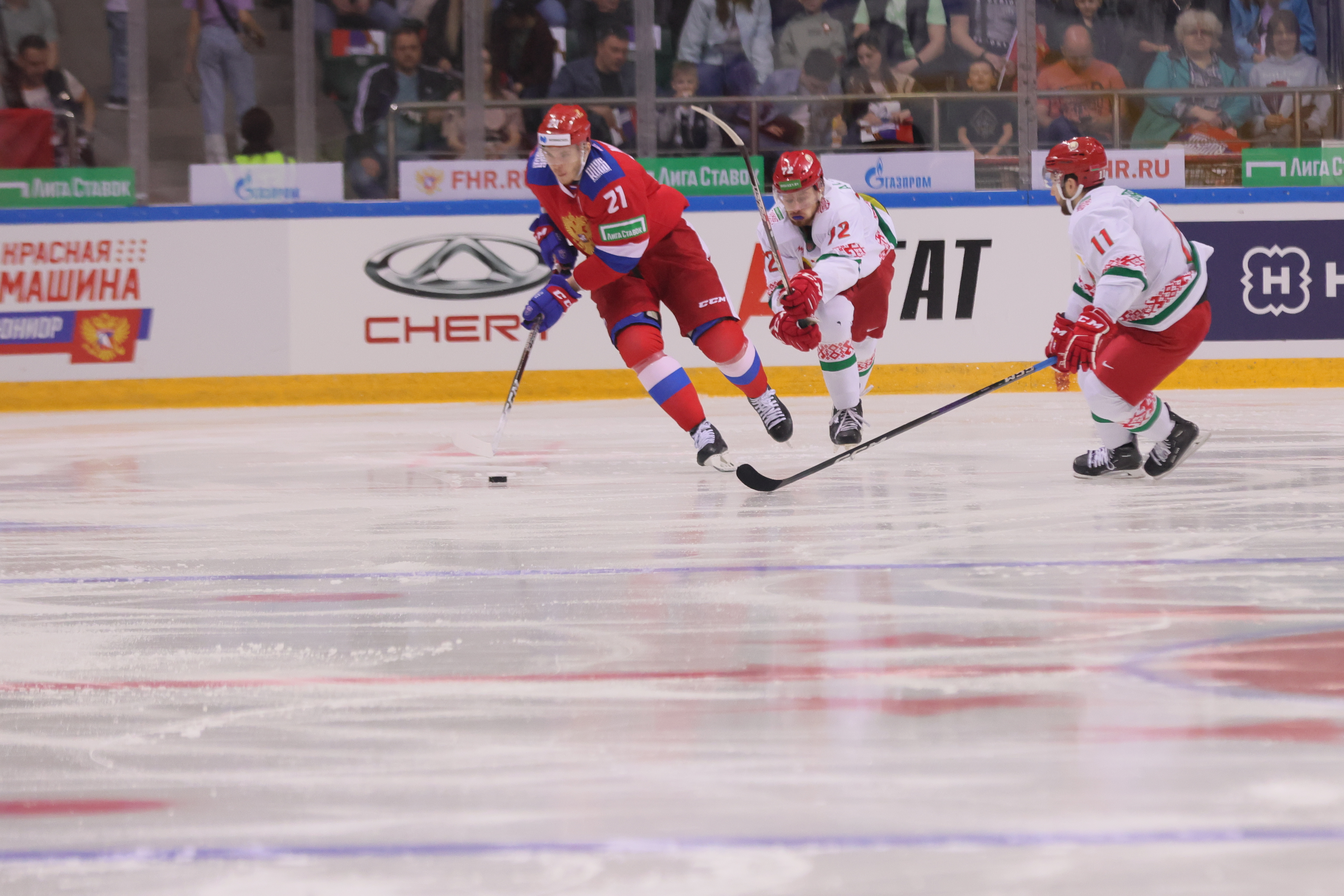 Игры россия белоруссия. Лед хоккей. Шайба для хоккея. Хоккейный матч. Русские хоккеисты.