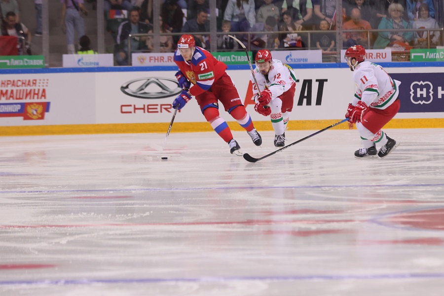 Российская сборная по хоккею одержала победу в матче с белорусами