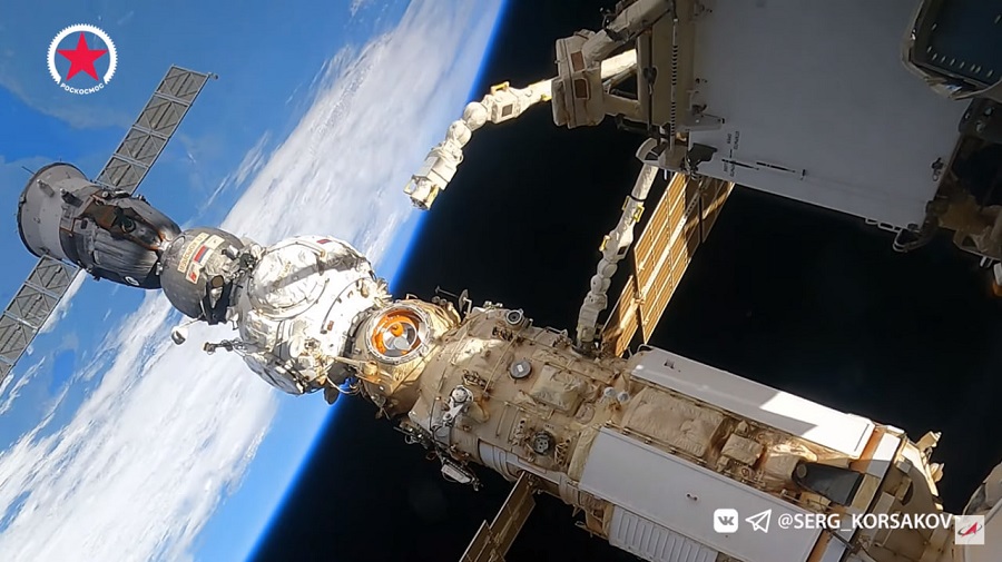 Семь часов в открытом космосе: Прокопьев и Петелин перенесли шлюзовую камеру на модуль «Наука»
