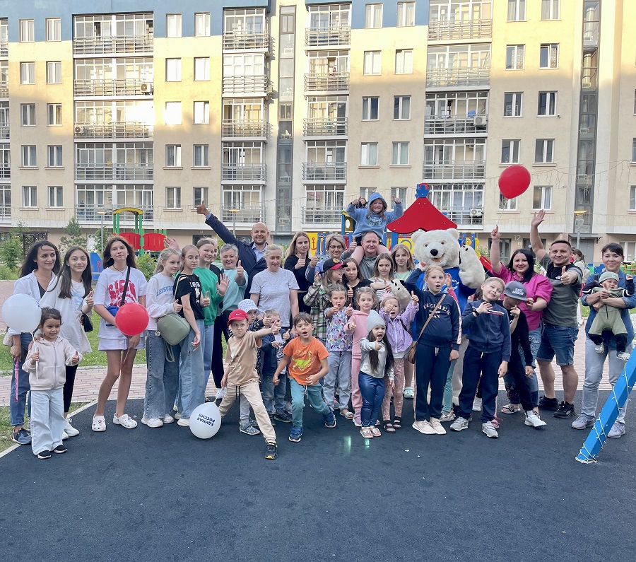 В Красноярске партийные активисты наградили жителей одного из лучших дворов России