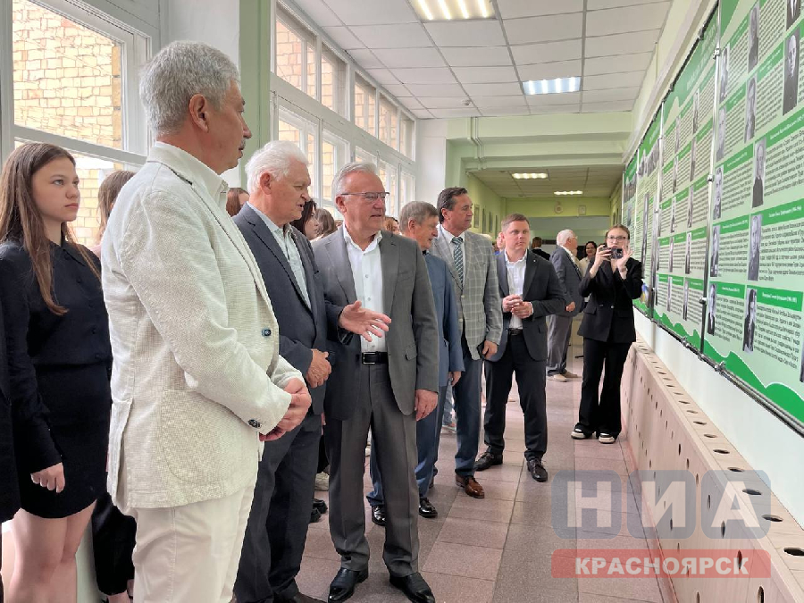 Сенатор Александр Усс открыл выставку «Почетный сельский труд» в Красноярском аграрном техникуме