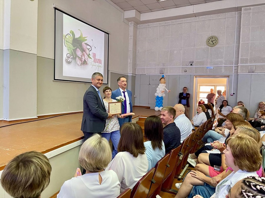 В Красноярском крае единороссы и сторонники партии поздравили медиков