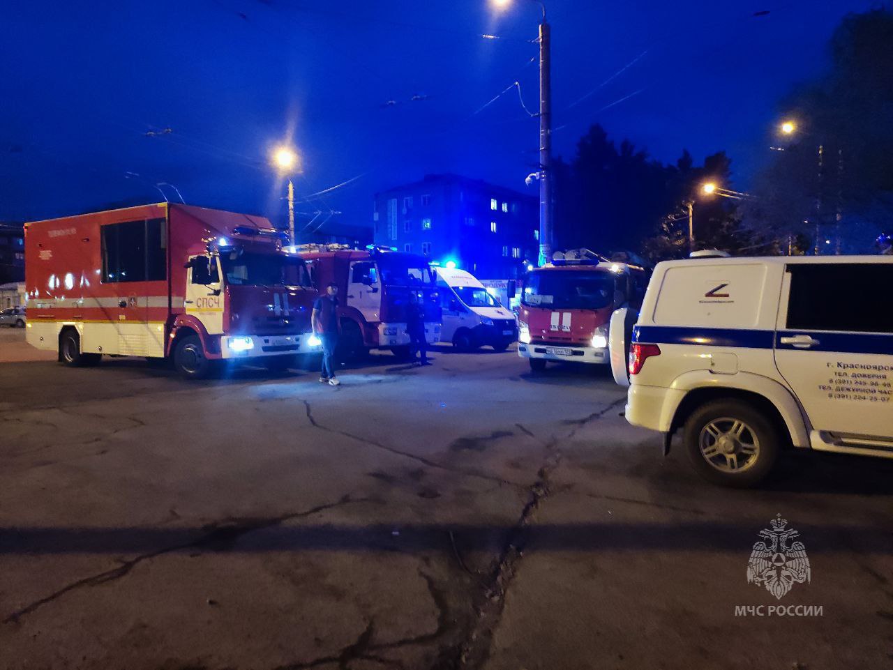 В Красноярске горела крыша многоквартирного дома